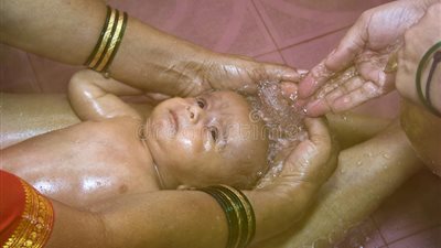 صب الماء المغلي على الطفل.. أسرار تعامل الهنود مع حديثي الولادة