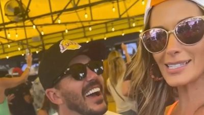 صور | إطلالة مُثيرة وخمور.. زوجة نجم الجولف بروكس كوبكا على البحر 