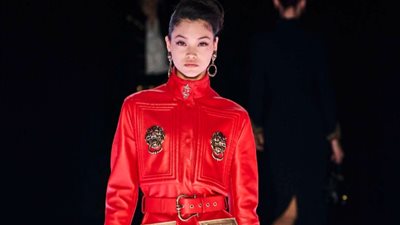 صور| البسي «الأحمر».. كيف تتمتعين بإطلالات أنيقة في صيف 2022 