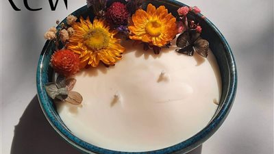 «ملكة الشموع».. رنا أحمد تُبدع في تصميم الشمع المعطر للديكور 