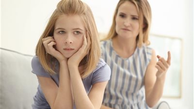 كيف تتعاملين مع ابنتك المراهقة إذا وقعت في الحب؟