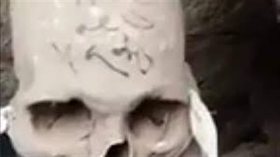 جماجم تحمل عبارات غامضة.. القبض على دجال أثناء وضعه أعمالًا سفلية بمقابر بورسعيد