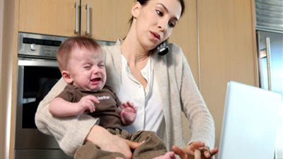 كيف تنسق المرأة بين العمل والمنزل؟.. استشاري علاقات أسرية تجيب