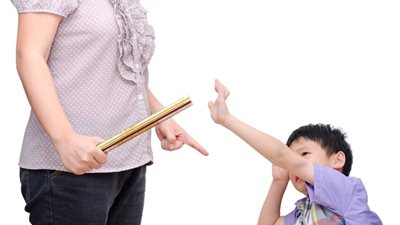 «بالهداوة مش بالقساوة».. «القومي للطفولة والأمومة» يحذر من ظاهرة الضرب بـ«الشبشب»