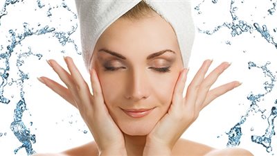 خطوات مهمة لروتينك اليومي.. لتتمتعي ببشرة نضرة وإطلالة ساحرة.. فيديو جراف