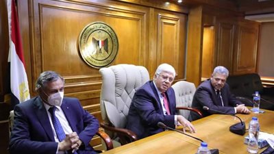 وزير التعليم العالي يجتمع برؤساء المراكز والمعاهد والهيئات البحثية