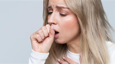 7 أسباب مرضية وراء السعال بعد تناول الطعام