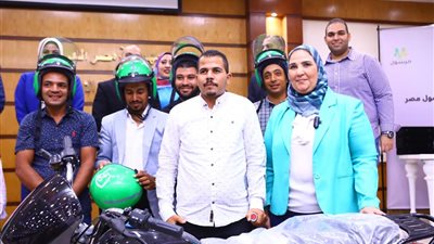 لحماية عامل الديلفري.. وزيرة التضامن توزع الخوذ على الشباب والفتيات