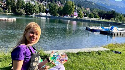 صور| من الإمارات تُفوح عبير السمراء بألوان الفنانة سناء هيشري 