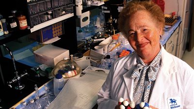 «قاهرة السرطان».. قصة نجاح عالمة كيميائية اخترعت علاج اللوكيميا