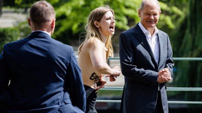 فتيات عاريات يُهاجمن المستشار الألماني.. فيديو وصور