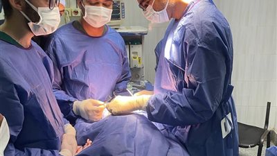 جراحة ناجحة لبناء ملامح وجه طفلة يمنية بمستشفى سوهاج الجامعي