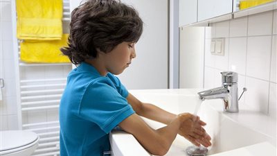 علمي أولادك.. هكذا أمرنا الشرع بالاغتسال يوم الجمعة قبل الذهاب للمسجد