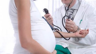 هل يجوز الكشف عند طبيب رجل متخصص في أمراض النساء؟.. الإفتاء تجيبك