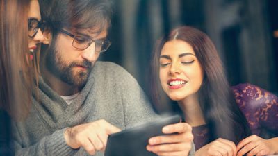 الإفتاء تحسم الخلاف بشأن الحكم السليم في الصداقة بين الشاب والفتاة