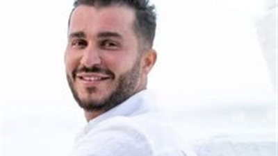 بالفيديو.. والدة جورج الراسي ترقص في جنازة نجلها