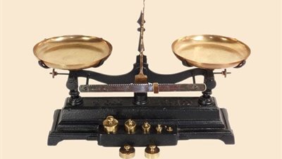 تفسير رؤية الميزان في المنام للحامل والعزباء والمتزوجة