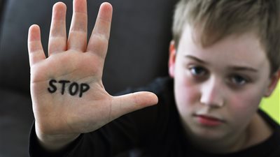 باحثة في علم الاجتماع تُحلل ظاهرة التحرش بالأطفال.. وتقدم حلولًا