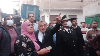 صور| فريدة سلام.. المرأة الحديدية تواجه النار في سوهاج