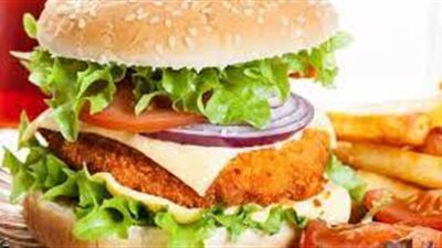 طريقة عمل برجر الدجاج بمكونات بسيطة.. للشيف نجلاء الشرشابي