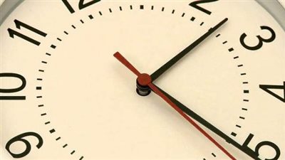 تفسير رؤية الساعة في المنام.. خير للحامل والعزباء والمتزوجة