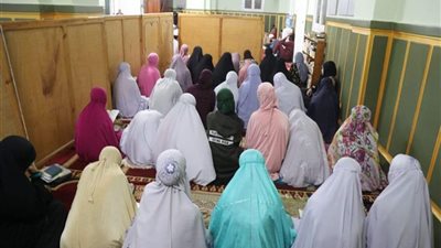 ما حكم صلاة الجمعة في المنزل الملاصق للمسجد للسيدات؟