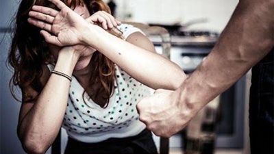 فتاة تستغيث من عنف أهلها بفيديو على «فيس بوك».. والشرطة تتدخل