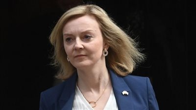 بعد أزمة ماكرون.. ليز تراس توجه الدفة ناحية ترامب