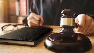 تحديد موعد جديد لمحاكمة المتهم بابتزاز معلمة وابنتها المصابة بالسرطان