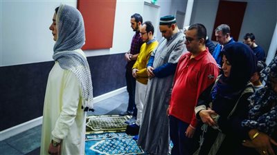 الإفتاء تحسم الخلاف.. هل يجوز للمرأة إمامة الرجال في الصلاة وخطبة الجمعة؟