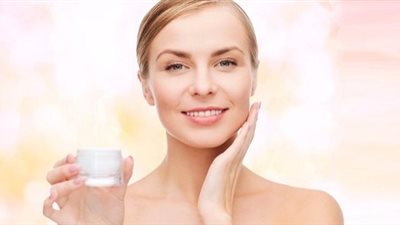 لا تستخدمي كريمات التفتيح بدون استشارة طبيب.. إليك الأسباب