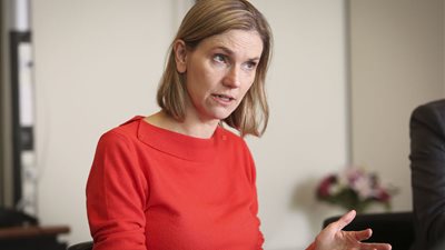 وزيرة الطاقة الفرنسية تتحدى الشتاء بـ 65 مفاعلًا نوويًّا