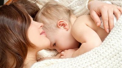 في هذه الحالات.. الزوج مُلزم لزوجته بتوفير خادمة ومرضعة