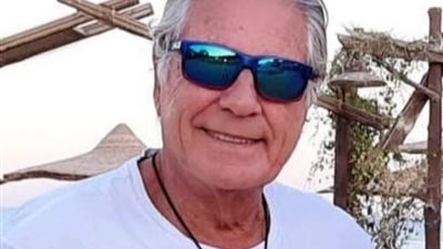 تداول صورة لـ مصطفى فهمي مع سيدة شقراء تثير جدلاً واسعًا.. إليك التفاصيل