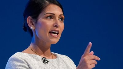 وزيرة الداخلية البريطانية تستقيل وتختار «المقاعد الخلفية»