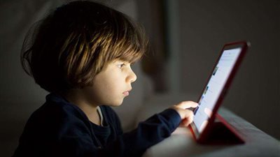 ماذا تفعلين إذا تعرض طفلك للتهديد عبر الإنترنت؟.. إليكِ الحل