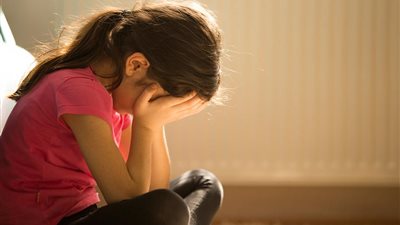 كيف تعرفين أن طفلك مصاب بالاكتئاب؟.. إليكِ العلاج