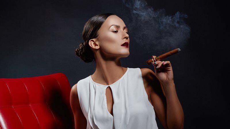 سر إثارة المرأة المدخنة