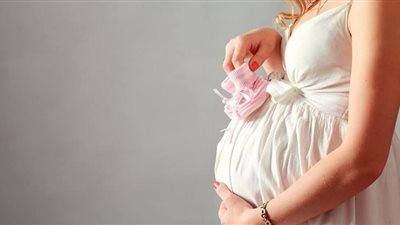 حالة واحدة في المليون.. سيدة تنجب توأما من أبوين مارست الجنس معهما في نفس اليوم