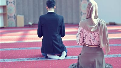 زوجك لا يصلي؟.. الإفتاء تقدم لك دليل التعامل معه