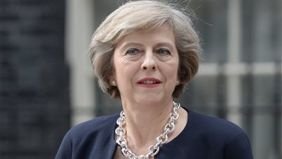 تيريزا ماي تحكي عن موقف طبق الجبن الطريف مع الملكة إليزابيث