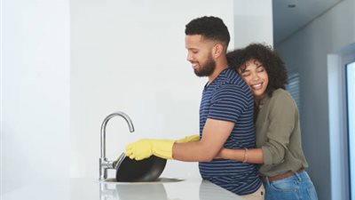 بالشرع.. الزوج ملزم بمساعدة زوجته في أعمال المنزل وغسيل الأطباق