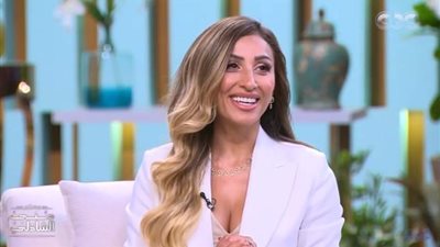 سر لمعان قدمي دينا الشربيني في برنامج منى الشاذلي  (صور)