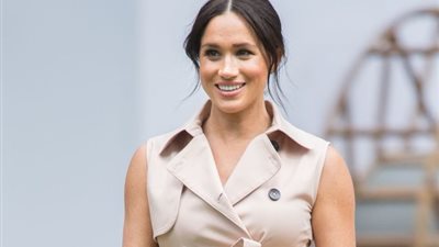 في جنازة الملكة.. ميجان ماركل تداعب فتاة وأخرى ترفض مصافحتها..فيديو 