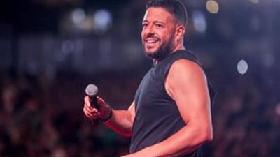 لفتة إنسانية.. محمد حماقي يغني على المسرح مع فتاة من ذوي الهمم (فيديو)