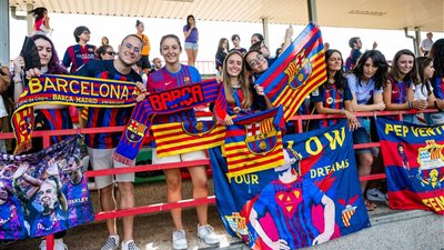 صور| الجماهير تدعم لاعبات برشلونة بعد إلغاء الدوري الإسباني