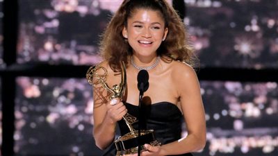 جميلات هوليوود على السجادة الحمراء خلال توزيع جوائز الإيمي أووردز 2022 