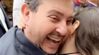 صور| هاني شاكر ليس الأول.. نجوم عانوا من أحضان وقبلات الجماهير