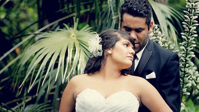 من الدخان إلى وعاء الأحجار.. ما لا تعرفه عن عادات الزواج الأسترالي