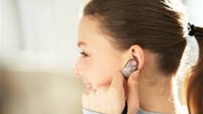 احذري من استخدام سماعات الأذن لفترة طويلة.. أضرار لا تتوقعينها!